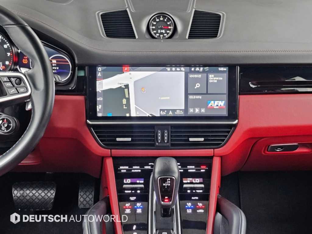 Porsche Cayenne — photo 14