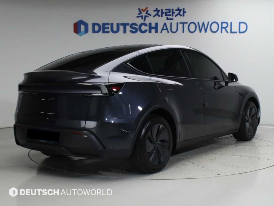 Tesla Model Y — photo 02
