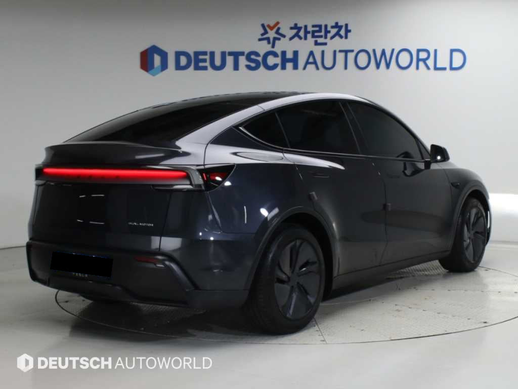 Tesla Model Y — photo 02