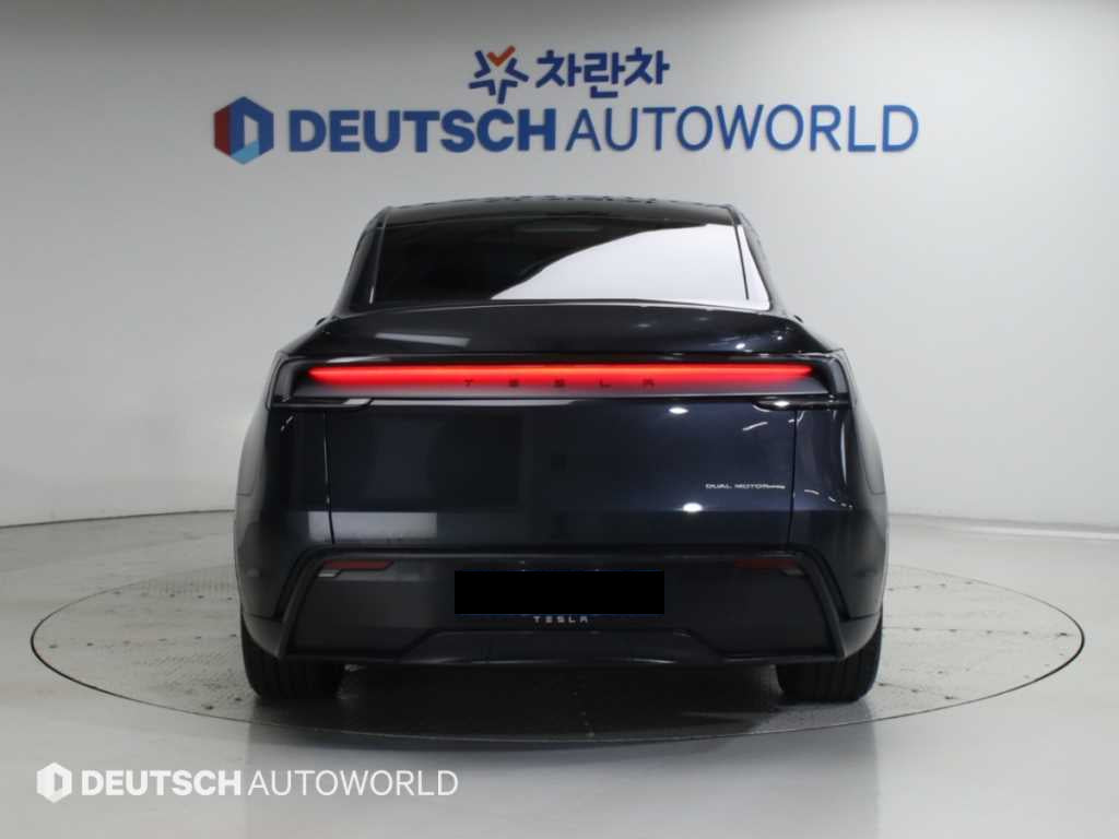 Tesla Model Y — photo 04