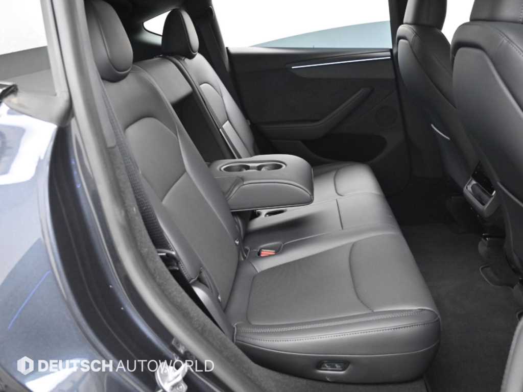 Tesla Model Y — photo 12