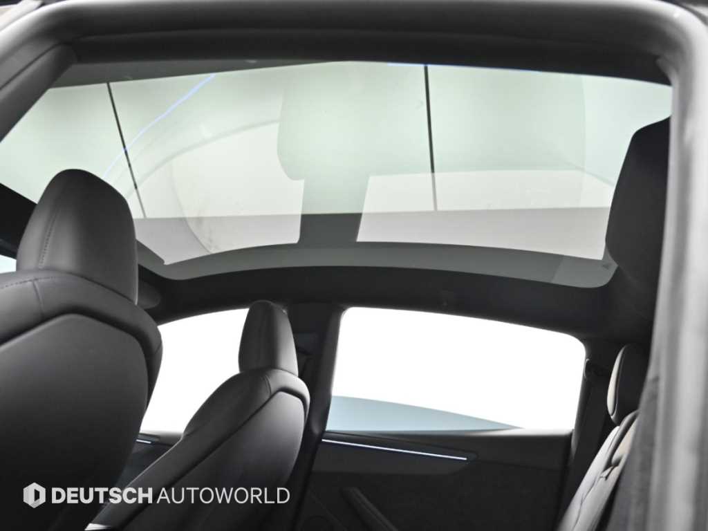 Tesla Model Y — photo 18