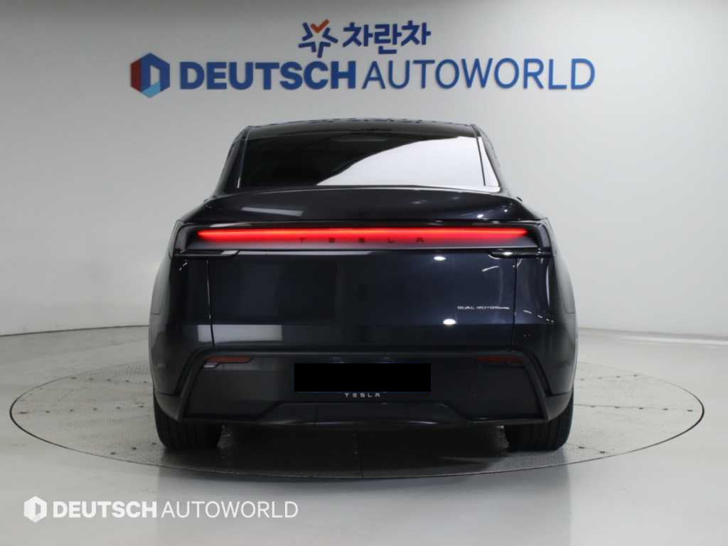 Tesla Model Y — photo 04