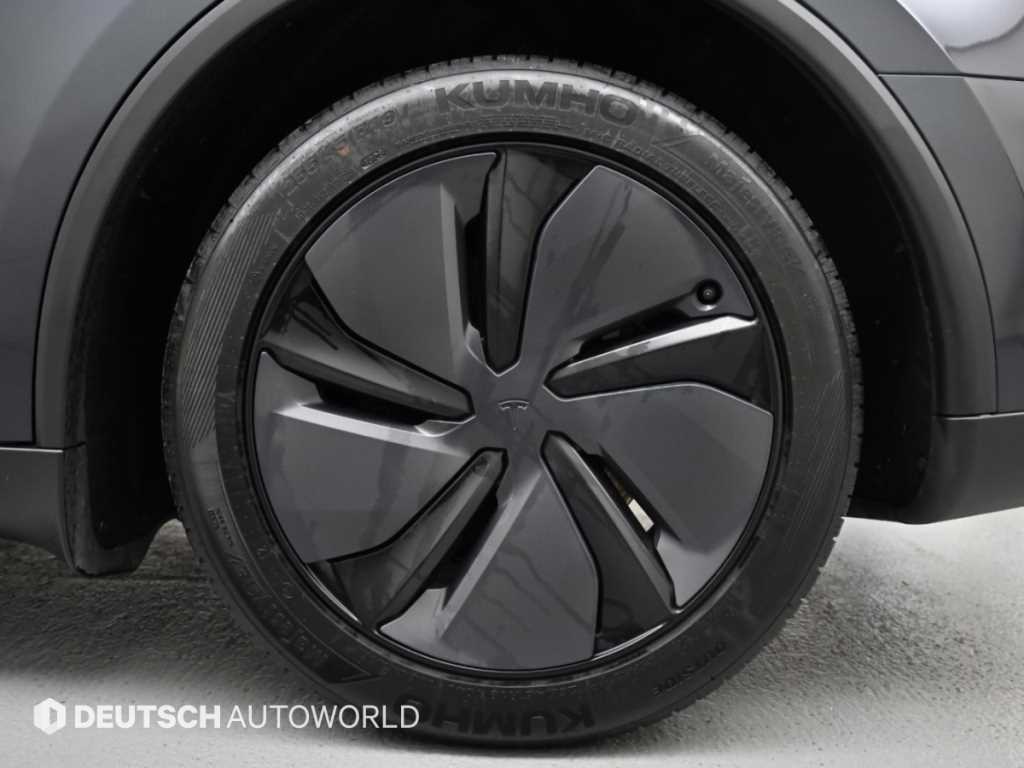 Tesla Model Y — photo 05