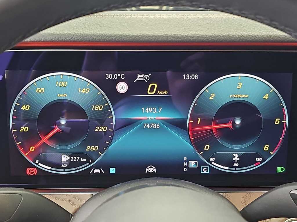 Mercedes-Benz E-Class — photo 06