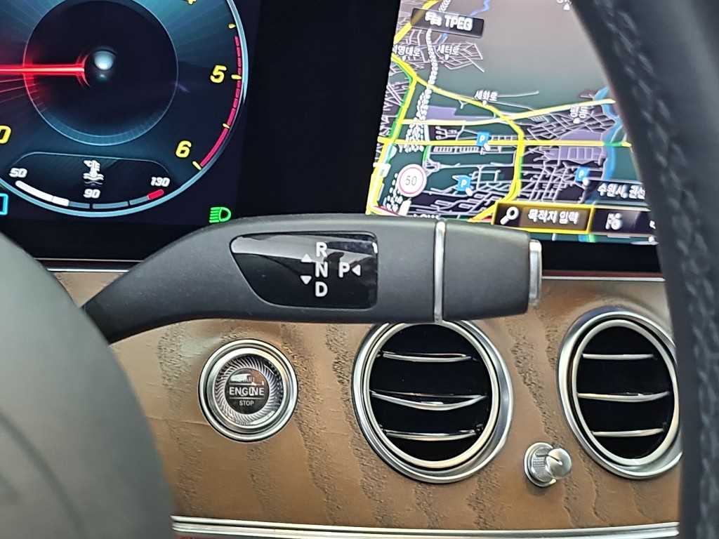 Mercedes-Benz E-Class — photo 08