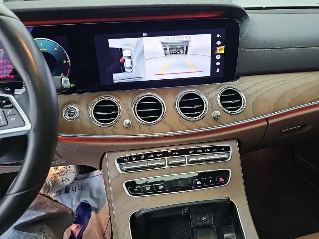 Mercedes-Benz E-Class — photo 10