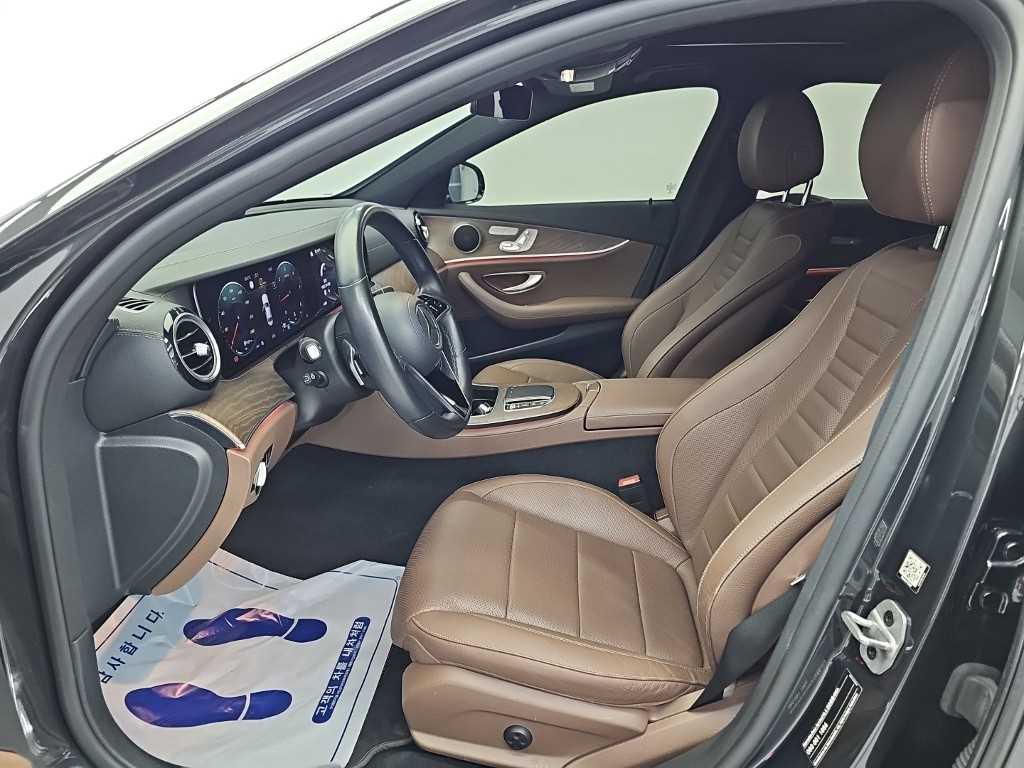 Mercedes-Benz E-Class — photo 11