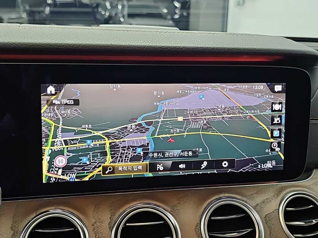 Mercedes-Benz E-Class — photo 15