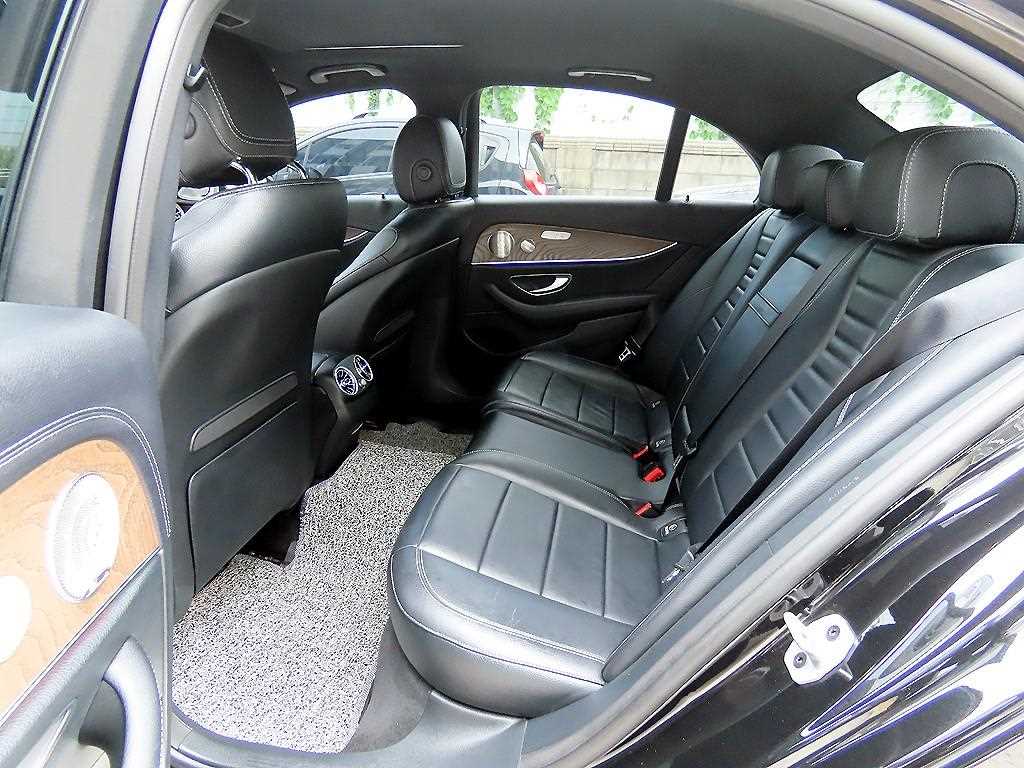 Mercedes-Benz E-Class — photo 06