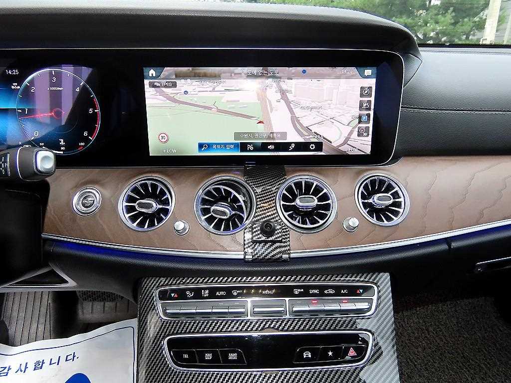 Mercedes-Benz E-Class — photo 13