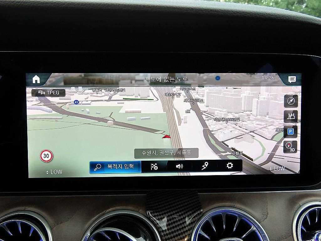 Mercedes-Benz E-Class — photo 14