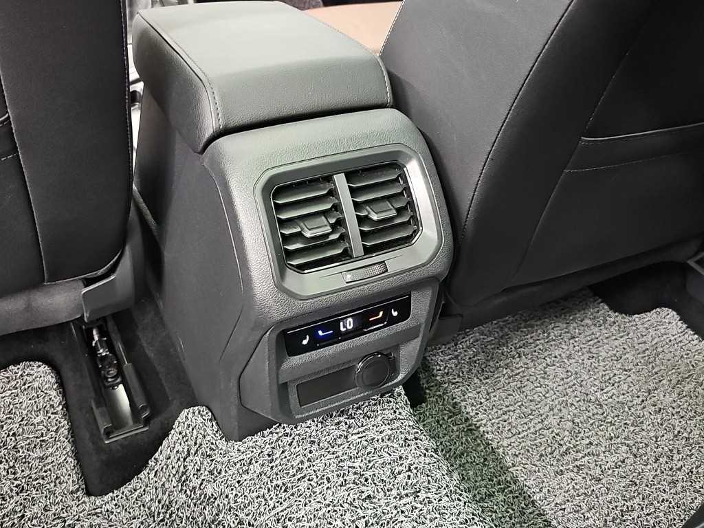 Volkswagen Tiguan — photo 13