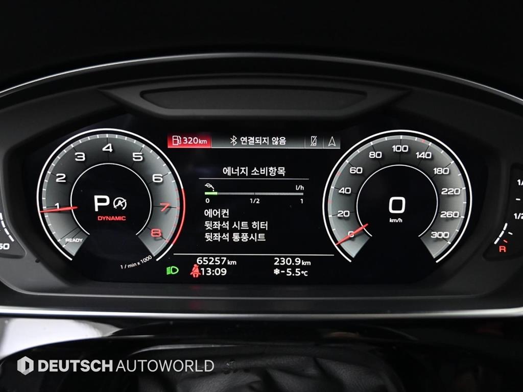Audi A8 — photo 08
