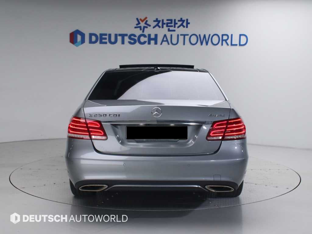 Mercedes-Benz E-Class — photo 04