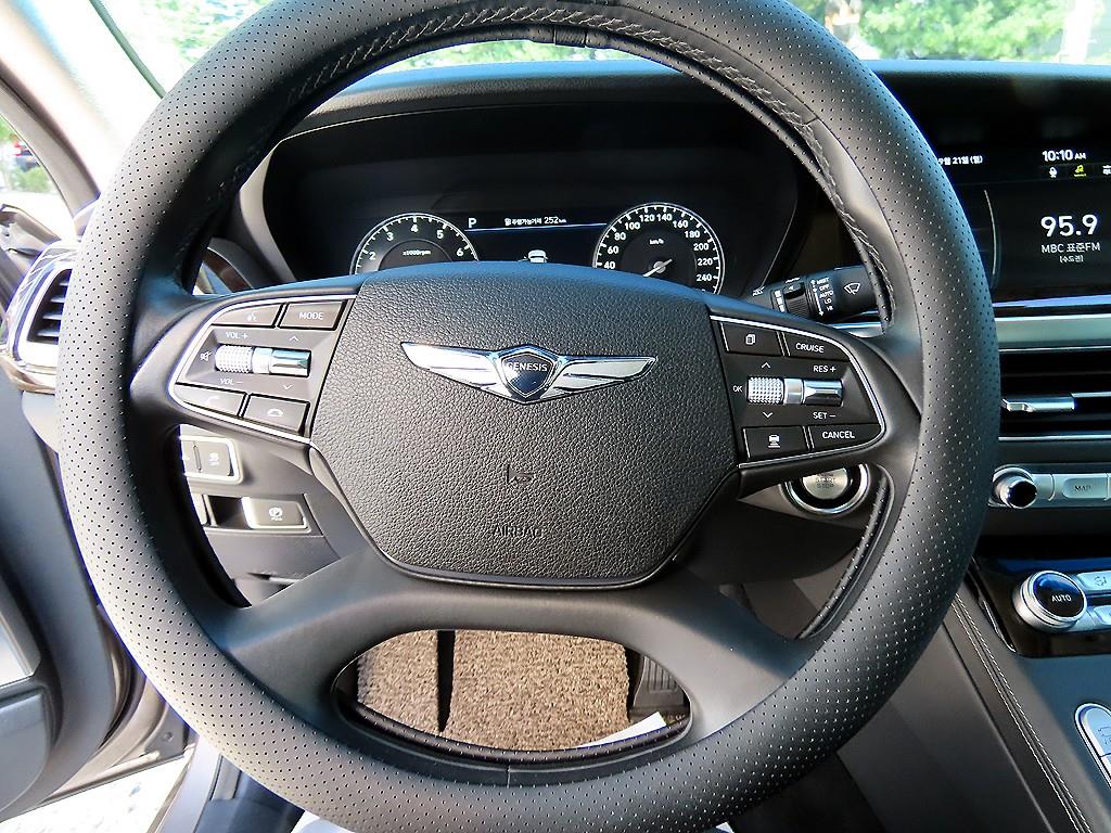 Genesis G90 — photo 08