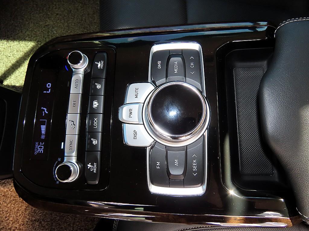 Genesis G90 — photo 16