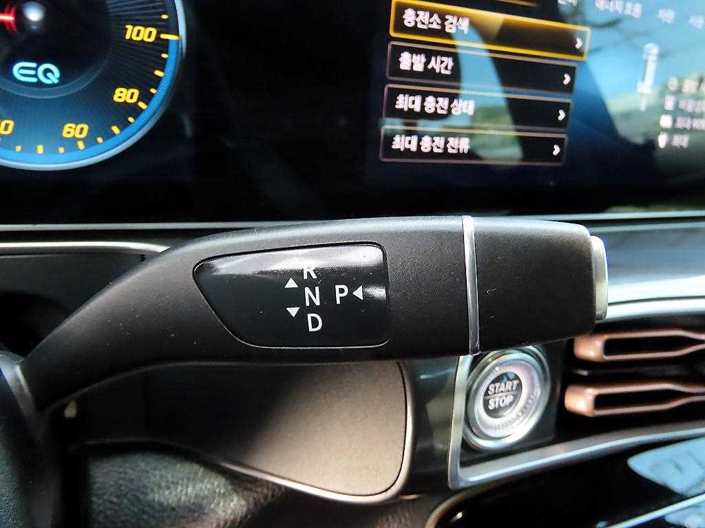 Mercedes-Benz EQC — photo 10