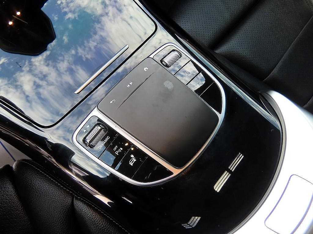 Mercedes-Benz EQC — photo 11