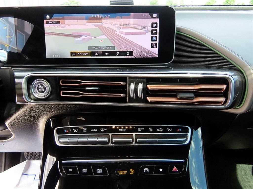 Mercedes-Benz EQC — photo 12