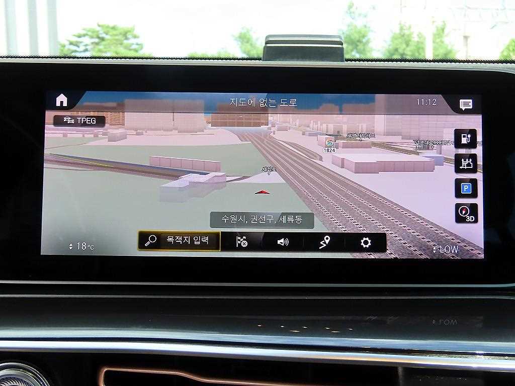 Mercedes-Benz EQC — photo 13