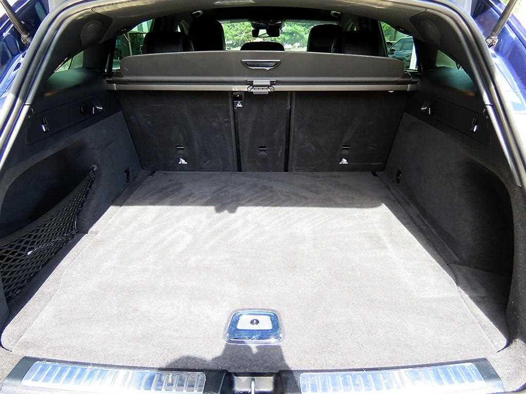 Mercedes-Benz EQC — photo 16