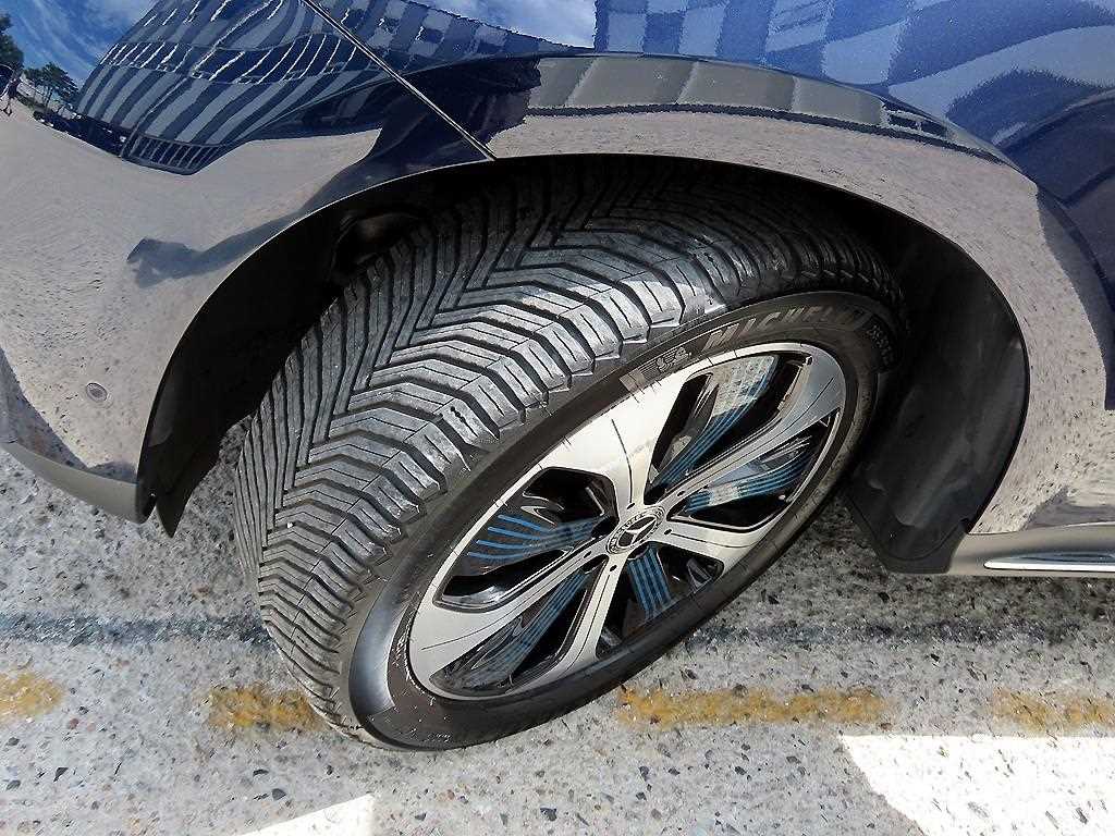 Mercedes-Benz EQC — photo 20