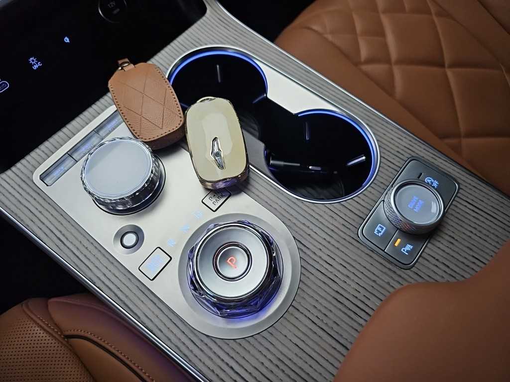 Genesis GV80 — photo 08