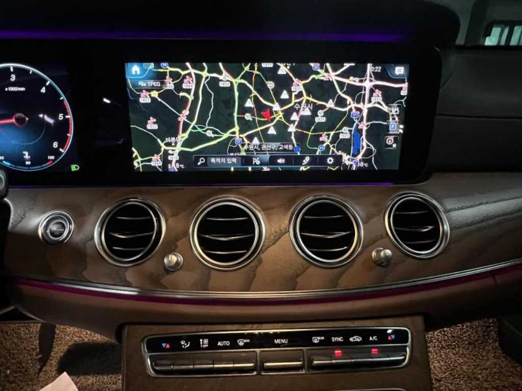 Mercedes-Benz E-Class — photo 11