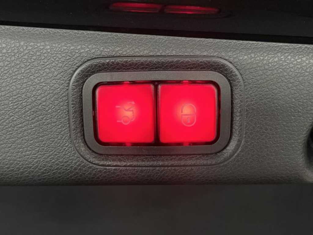 Mercedes-Benz E-Class — photo 17