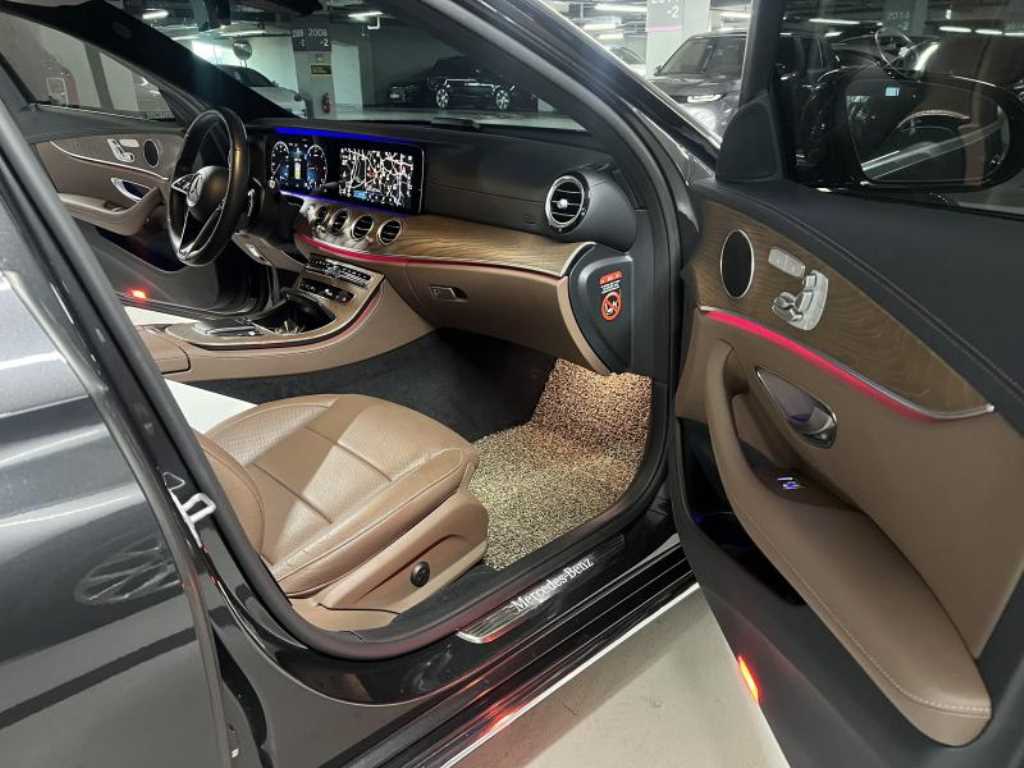 Mercedes-Benz E-Class — photo 18