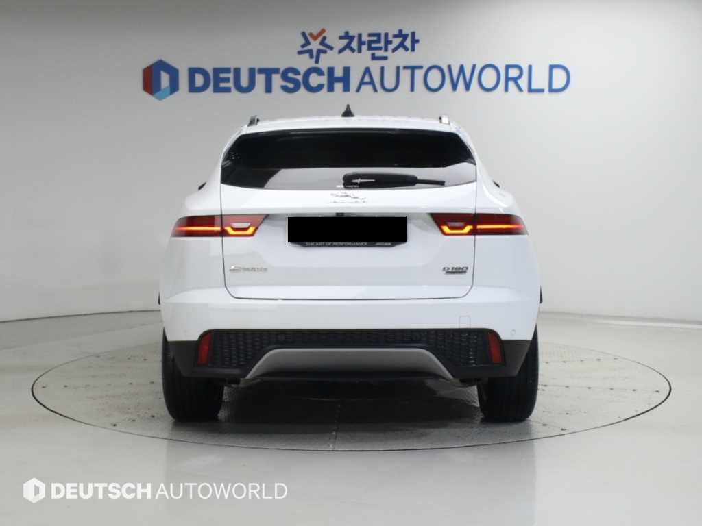 Jaguar E-PACE — photo 04