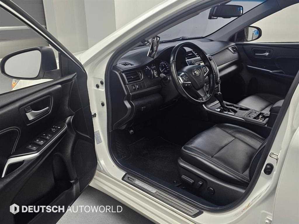 Toyota Camry — photo 11