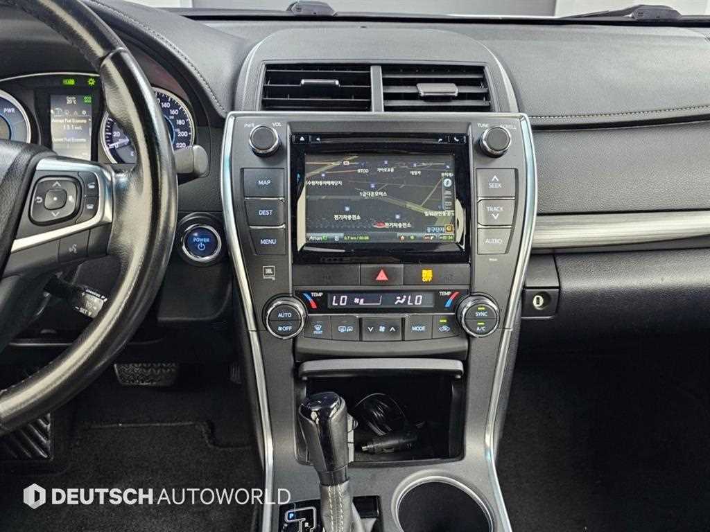 Toyota Camry — photo 14