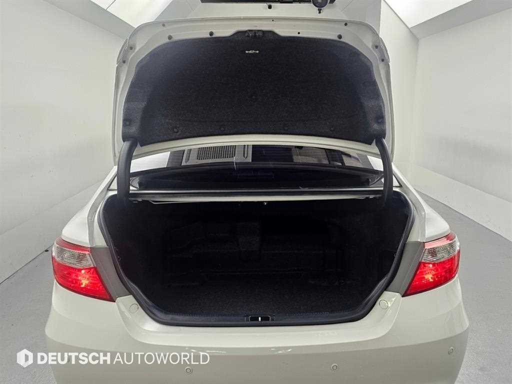 Toyota Camry — photo 19