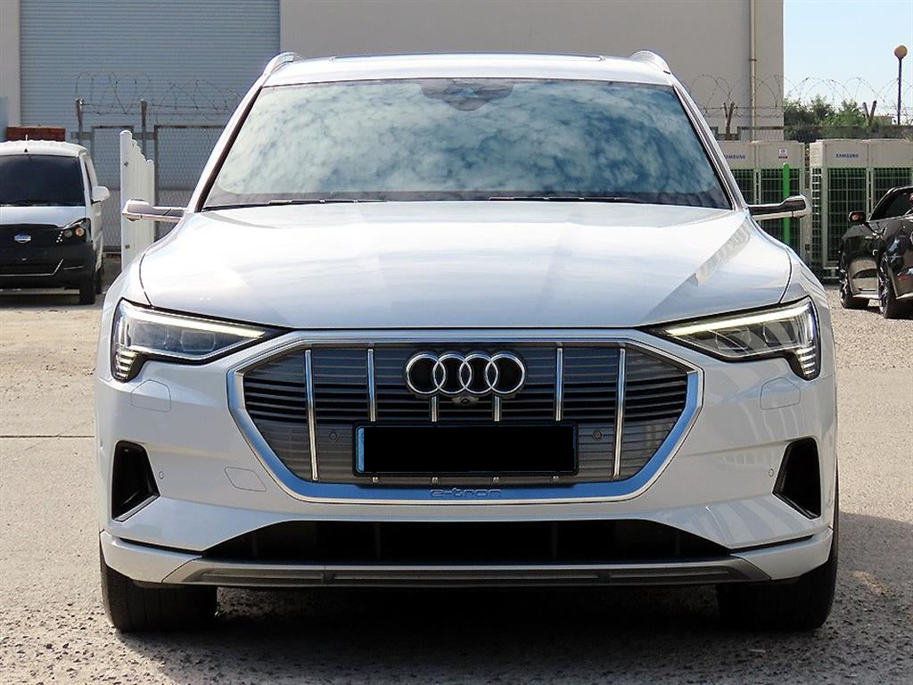 Audi e-tron — photo 01