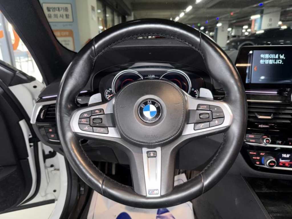 BMW 5-Series — photo 09