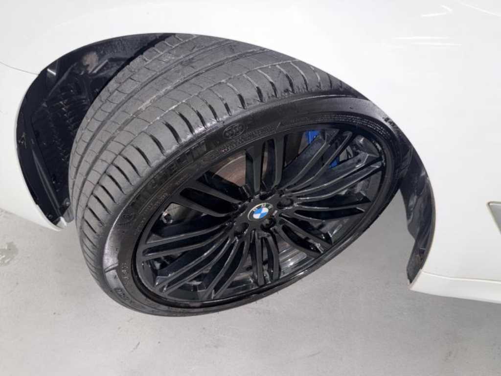 BMW 5-Series — photo 20