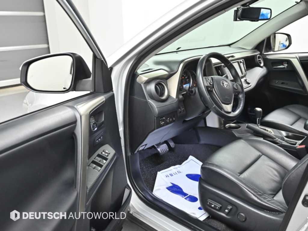 Toyota RAV4 — photo 11