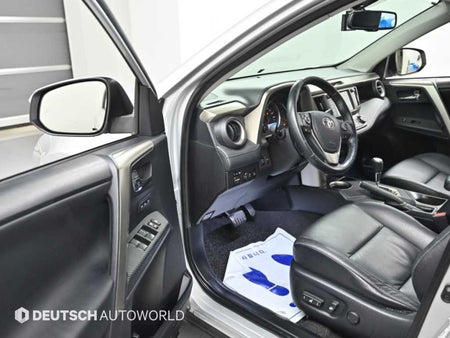 Toyota RAV4 — photo 11