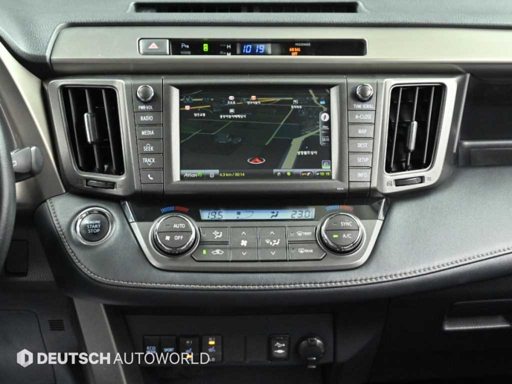 Toyota RAV4 — photo 14