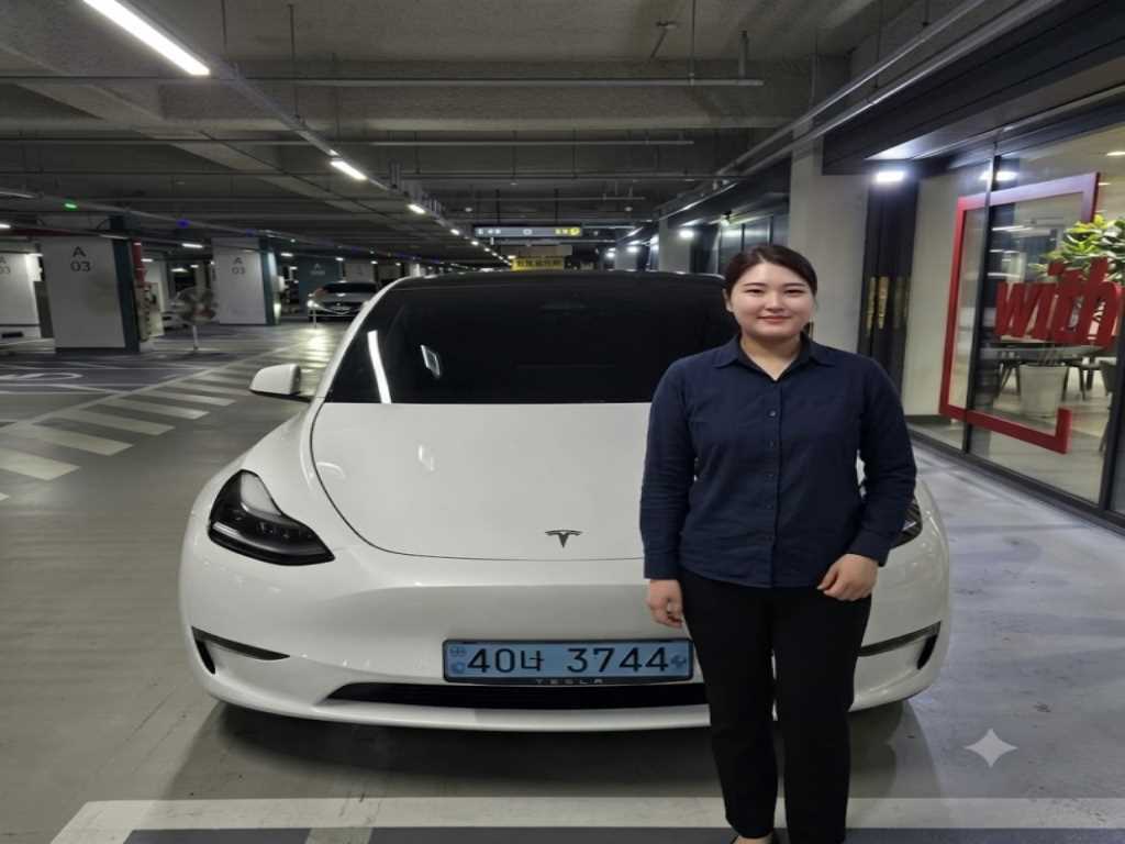 Tesla Model Y — photo 01