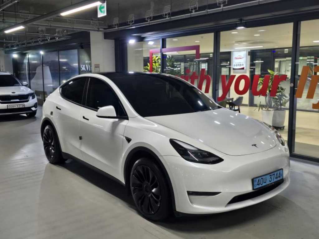 Tesla Model Y — photo 02