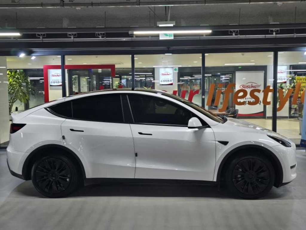 Tesla Model Y — photo 03