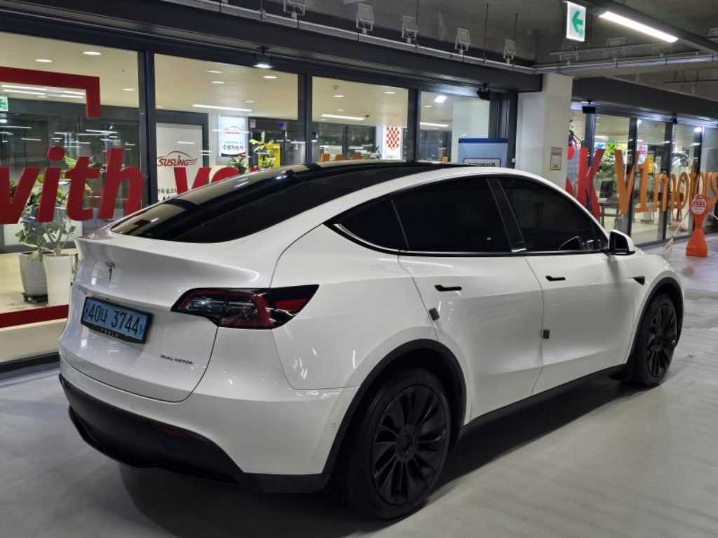 Tesla Model Y — photo 04