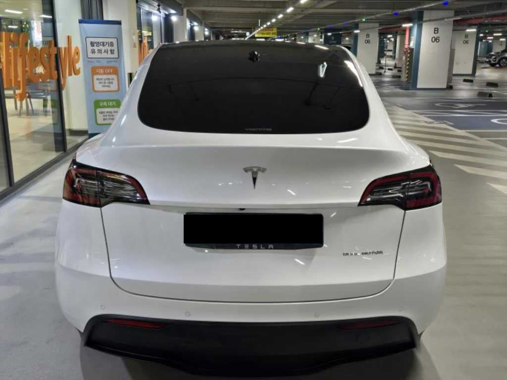 Tesla Model Y — photo 05