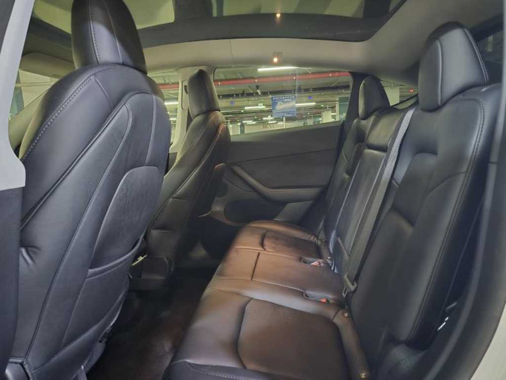 Tesla Model Y — photo 08