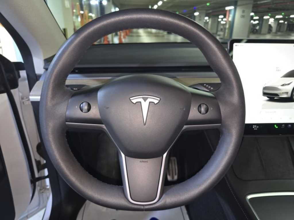 Tesla Model Y — photo 09