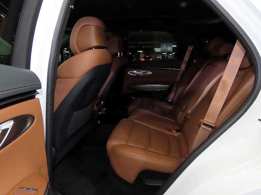 Genesis GV70 — photo 07