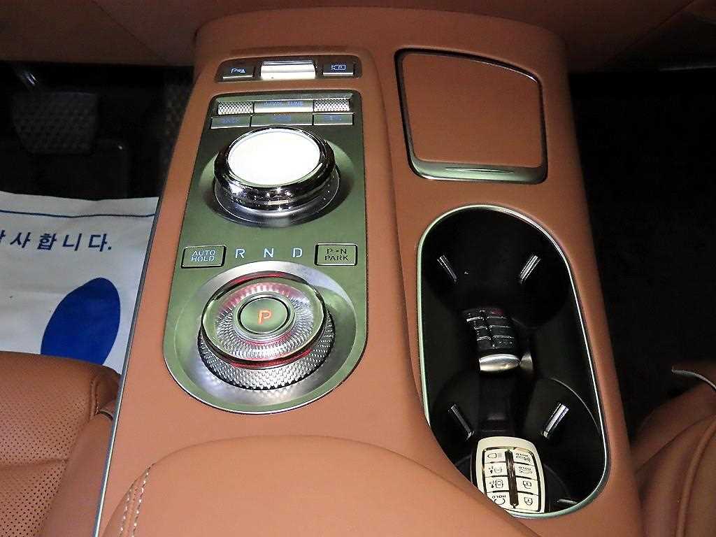 Genesis GV70 — photo 12